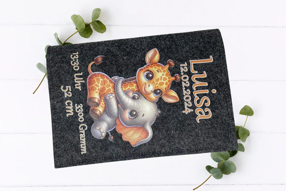 Zwei Filzhüllen fürs U-Heft mit niedlichem Tiermotiv, aufgedruckt sind Uhrzeit, Gewicht und Größe des Babys.