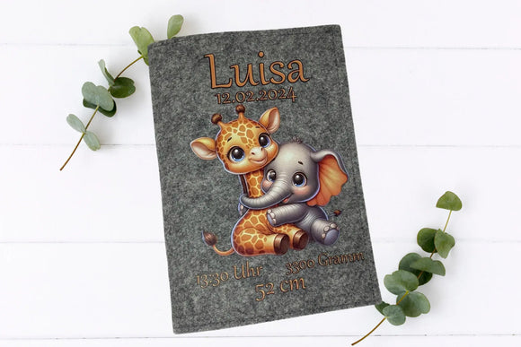 Filzhüllen zur Aufbewahrung des U-Hefts – Motiv: Baby-Giraffe und Baby-Elefant in Umarmung, personalisierbar.