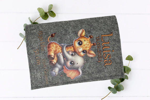 Zwei Varianten einer personalisierten U-Heft-Hülle mit farbenfrohem Tiermotiv und Geburtsdaten.