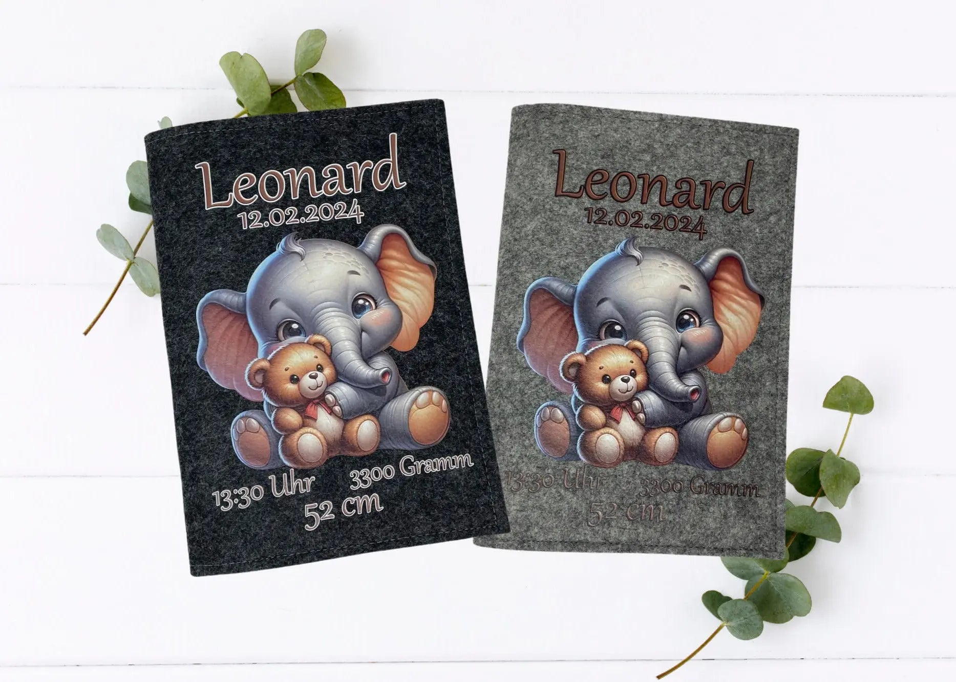 Zwei personalisierte U-Heft-Hüllen aus Filz mit süßem Elefanten und Teddybär als Motiv.