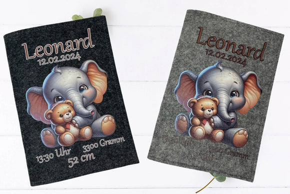 Filzhüllen fürs U-Heft in Hell- und Dunkelgrau mit niedlichem Tiermotiv: Baby-Elefant umarmt Teddybär.