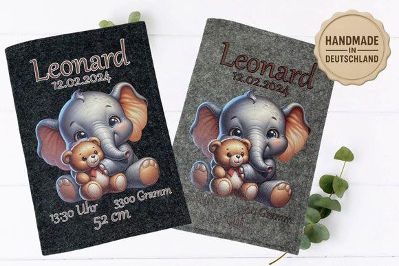 Zwei handgemachte U-Heft-Hüllen aus Filz mit Baby-Elefant, Kuschelbär und aufgedruckten Geburtsangaben.