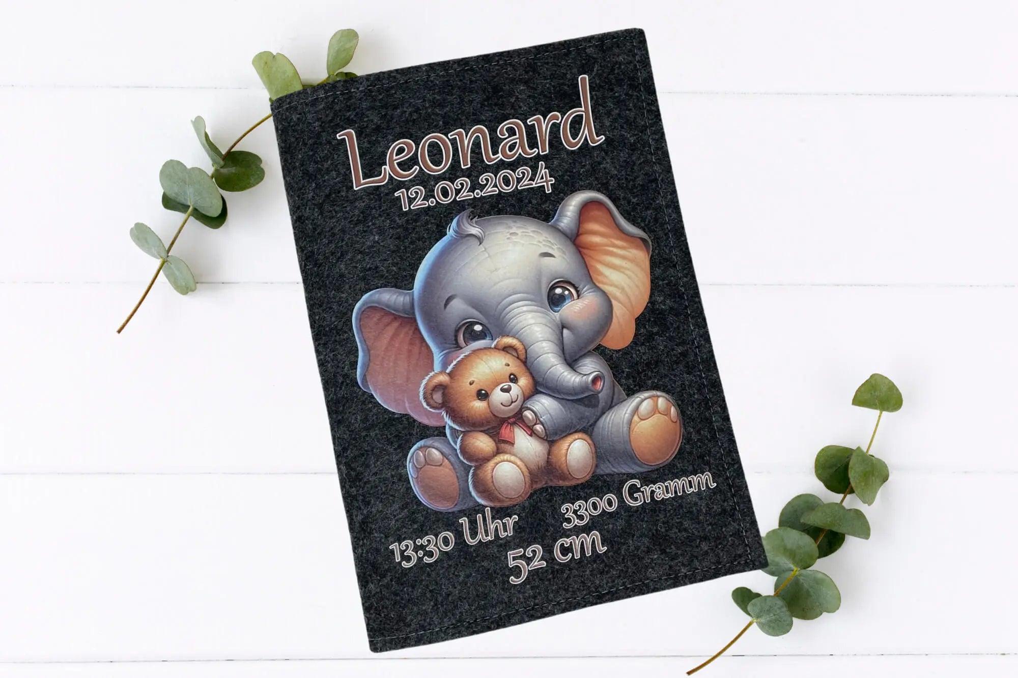 Elefant mit Plüschteddy auf personalisierter U-Heft-Hülle – süßes Design in Hellgrau und Anthrazit.