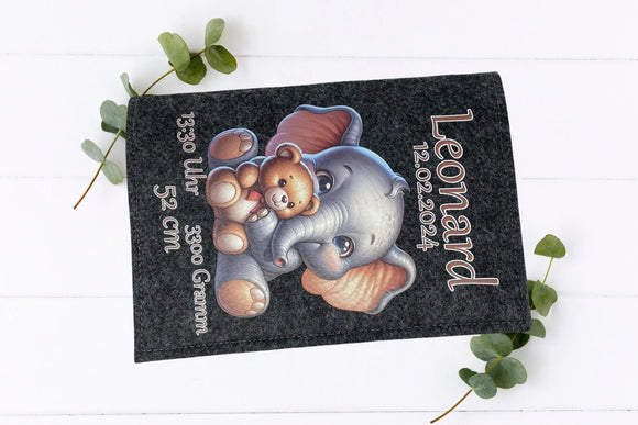 Individuelle U-Heft-Hüllen mit Baby-Elefant und Bärchen auf grauem Filz – Geschenkidee zur Geburt.