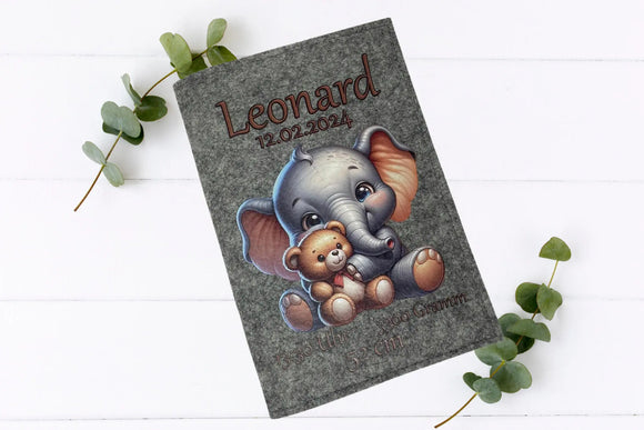 Niedliche Tierillustration auf U-Heft-Hüllen: kleiner Elefant kuschelt sich an einen Teddybären.