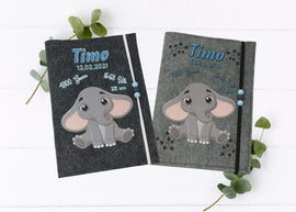 U-Heft-Hülle mit süßem Baby-Elefanten auf grauem Filz – liebevoll gestaltet mit blauen Details.
