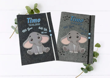 U-Heft-Hülle mit süßem Baby-Elefanten auf grauem Filz – liebevoll gestaltet mit blauen Details.