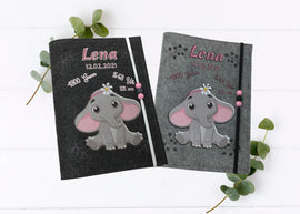 Personalisierte U-Heft-Hülle aus grauem Filz mit sitzendem Elefantenmädchen und rosa Details.