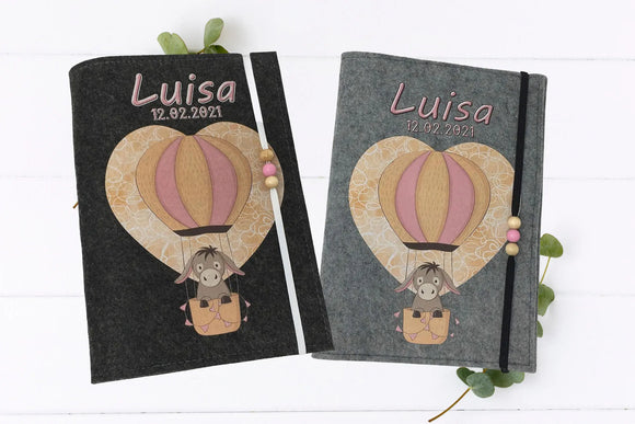 U-Heft-Hülle mit fliegendem Esel in einem Ballon in Herzform – liebevolles Design auf Filz.