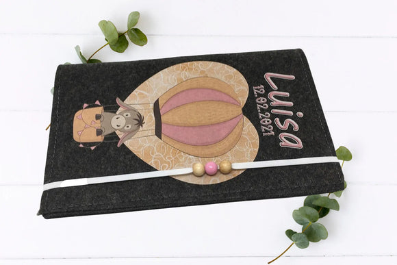 Filzhülle für das Untersuchungsheft mit Esel im rosafarbenen Herz-Ballon – zartes Design zur Geburt.