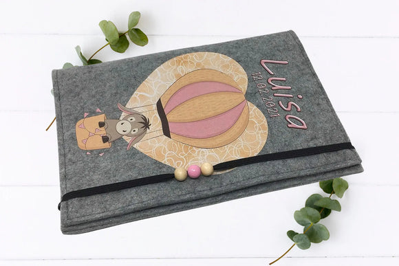 U-Heft-Hülle mit Esel, Herz und Ballonmotiv – personalisierbar und ideal als Geburtsgeschenk.