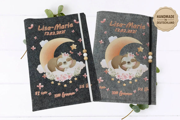 Filzhülle fürs U-Heft mit niedlichem Faultier auf dem Mond, rosa Schmetterlingen und Sternen.