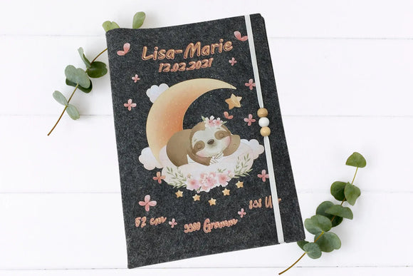 U-Heft-Hülle mit Faultiermotiv in Pastellfarben – schlafend auf Mond mit Blumen, Wolken und Sternen.