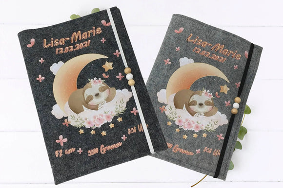 Filzhülle fürs Untersuchungsheft mit verträumtem Faultiermotiv, floraler Dekoration und Geburtsdaten.