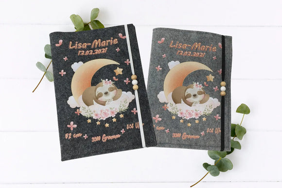 Liebevoll gestaltete Filzhülle mit pastelligem Faultier-Motiv, perfekt als Geschenk zur Geburt.