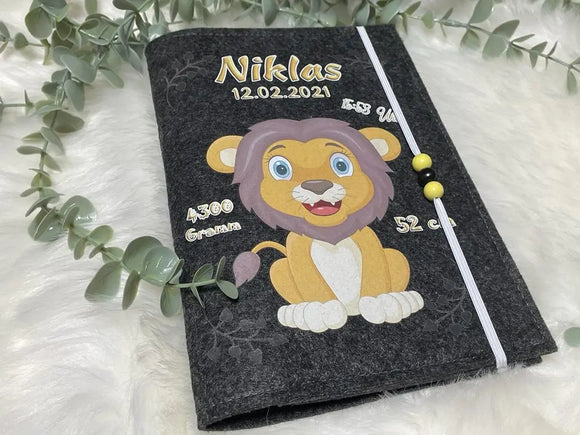 U Heft Hülle Filz mit Namen | Impfpasshülle löwe | Untersuchungsheft hülle personalisiert|  geschenk geburt Junge Mädchen u-heft Hülle Fadensalat-shop