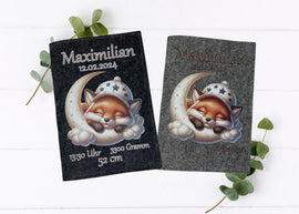 U-Heft-Hülle mit schlafendem Fuchs auf Halbmond und Wolken – liebevoll illustriert.