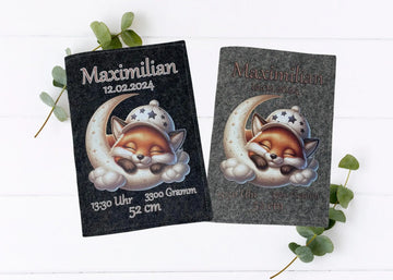 U-Heft-Hülle mit schlafendem Fuchs auf Halbmond und Wolken – liebevoll illustriert.