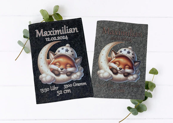 U-Heft-Hülle mit schlafendem Fuchs auf Halbmond und Wolken – liebevoll illustriert.