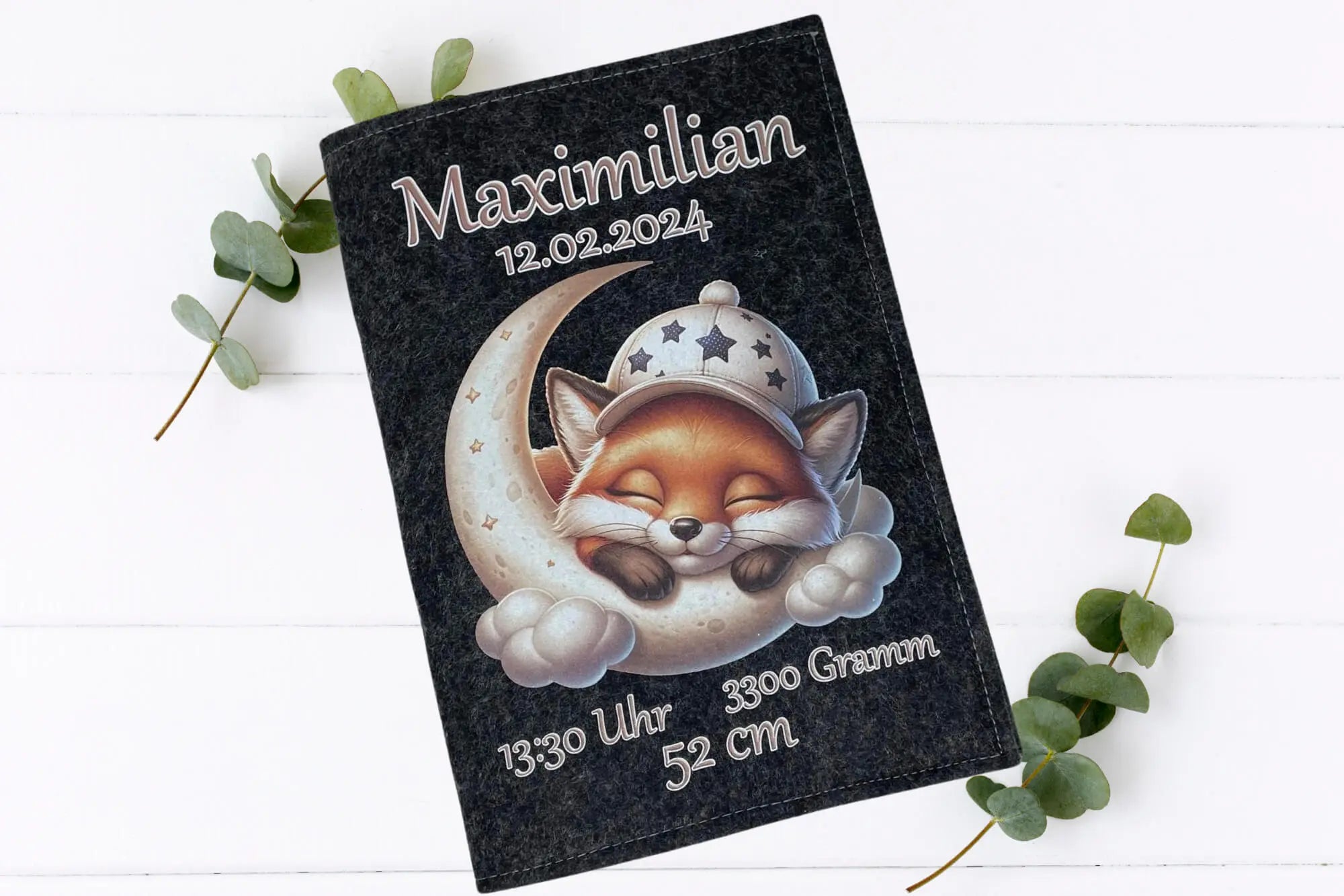 Fuchs schläft friedlich auf dem Mond – zauberhafte U-Heft-Hülle aus Filz.