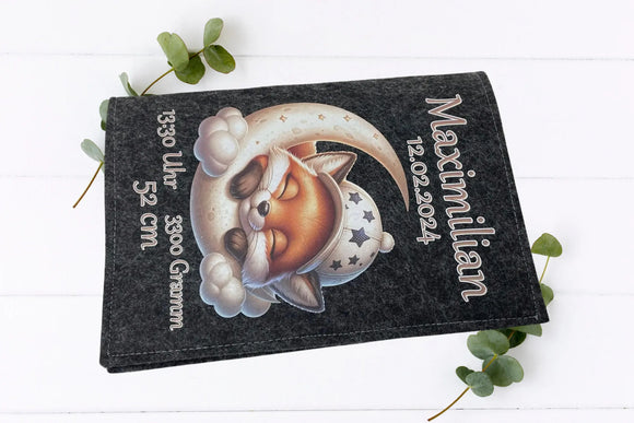 Filzhülle fürs Untersuchungsheft mit schlafendem Fuchs in Mütze auf Wolkenbett.