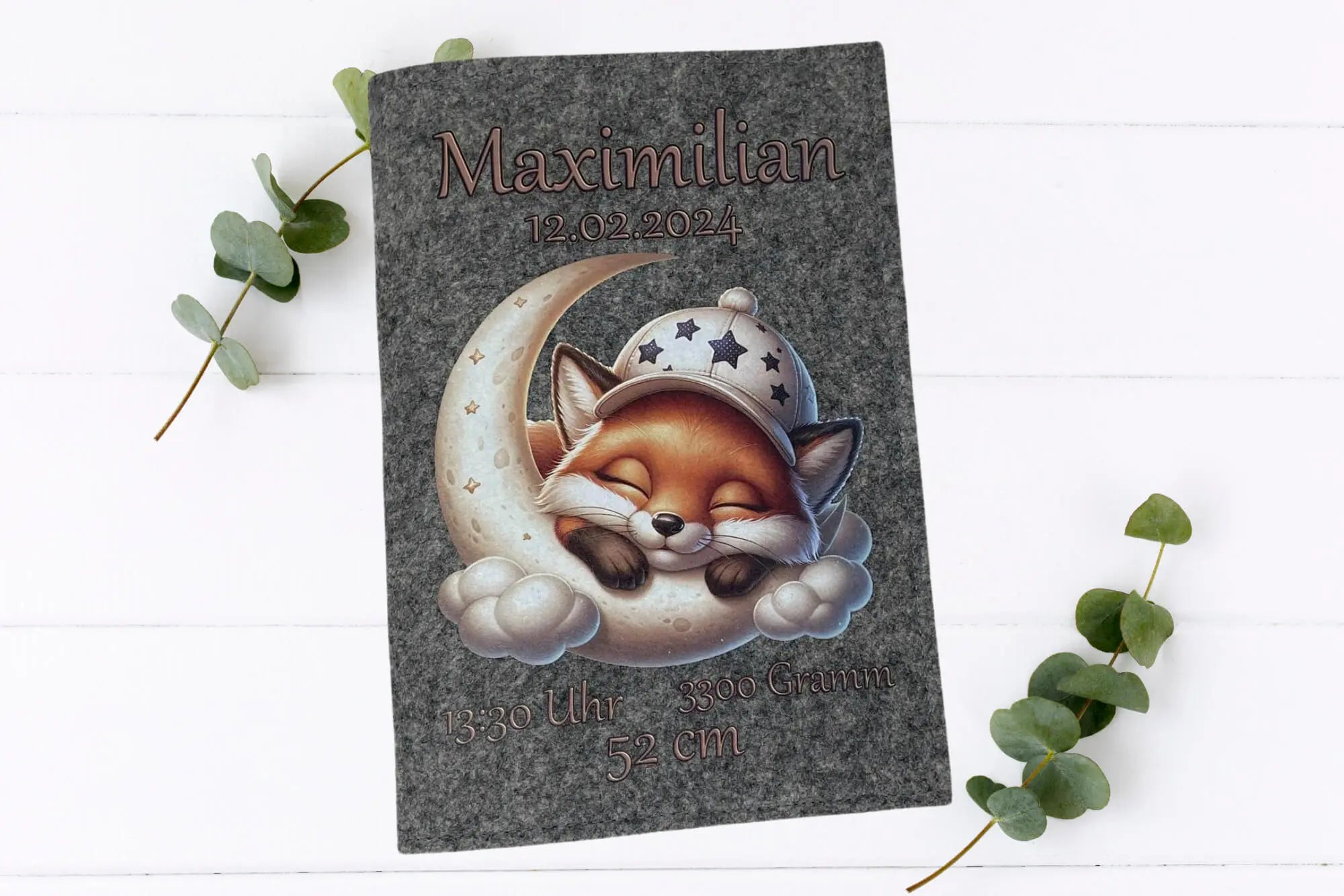 U-Heft-Hülle in Grau mit niedlichem Fuchs auf Mondsichel – Geschenkidee für Babys.