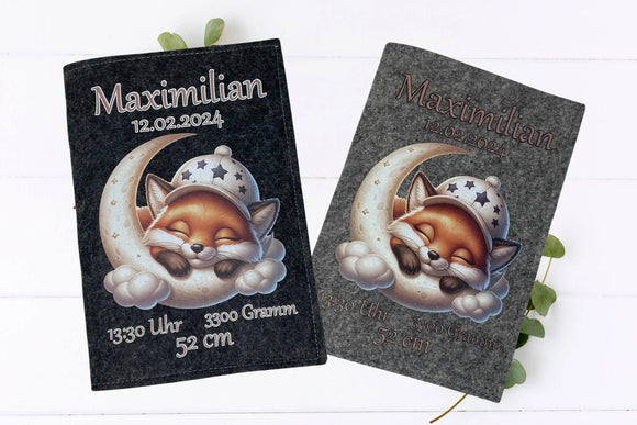 Baby-Fuchs schläft auf Halbmond – personalisierbare Filzhülle für Untersuchungshefte.