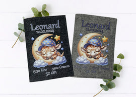 Personalisierte U-Heft-Hülle aus grauem Filz mit schlafender Giraffe auf Mondsichel und umgeben von Sternen.