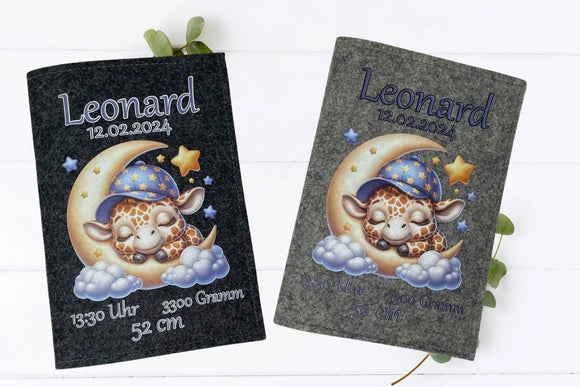 Filzhülle fürs U-Heft mit Baby-Giraffe auf dem Mond, blauen und gelben Sternen sowie Geburtsdaten.