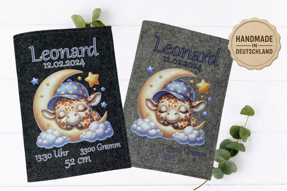 Liebevoll gestaltete U-Heft-Hülle mit träumender Giraffe in Schlafmütze, schwebend auf einer Sichel mit Wolken.