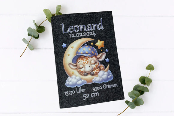 Graue Filzhülle mit niedlichem Tiermotiv: Giraffenbaby schläft auf Mondsichel mit blauen Sternen.