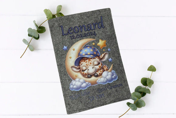 Schlafendes Giraffenbaby auf Mond und Wolken als Motiv auf weicher Filzhülle fürs Untersuchungsheft.