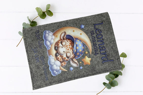 U-Heft-Hülle mit Sternen, Wolken und schlafender Giraffe auf einer Mondsichel – ideal zur Geburt.