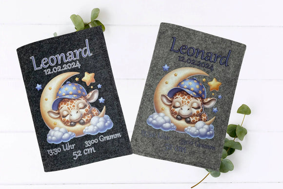 Graue U-Heft-Hülle aus Filz mit Baby-Giraffe, Mondmotiv und personalisierten Angaben wie Größe und Gewicht.