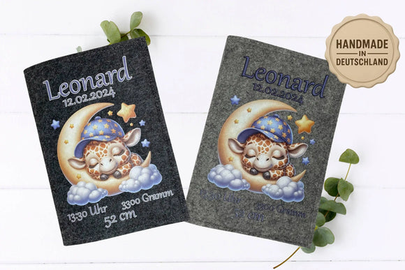 Illustrative U-Heft-Hülle für Babys mit Giraffe auf Mond, Schlafmütze und liebevollen Sternendetails.