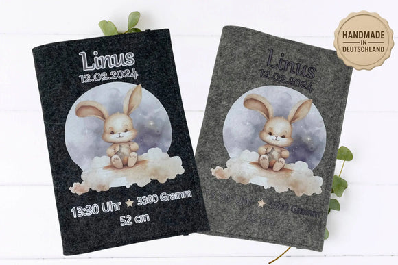 U-Heft-Hülle mit niedlichem Häschen, das einen Stern hält – verträumtes Nachtmotiv auf grauem Filz.