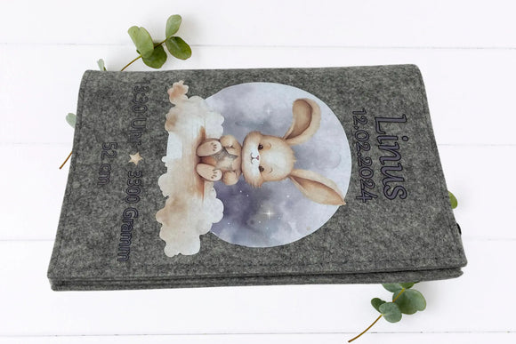 Zart gestaltete U-Heft-Hülle mit Häschen in der Nacht – liebevolles Aquarelldesign auf Filz.