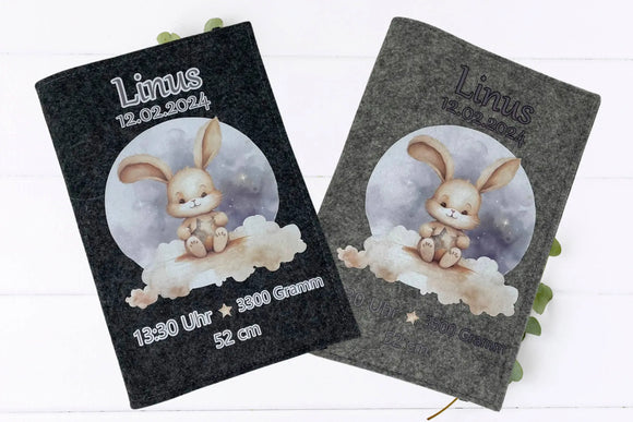 Filzhülle mit Hasenbaby und Stern in der Hand auf sanfter Wolke – verspielte U-Heft-Aufbewahrung.