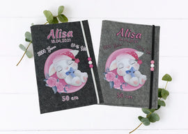 U-Heft-Hülle aus grauem Filz mit schlafendem Häschen auf rosa Mond – liebevolles Baby-Design.