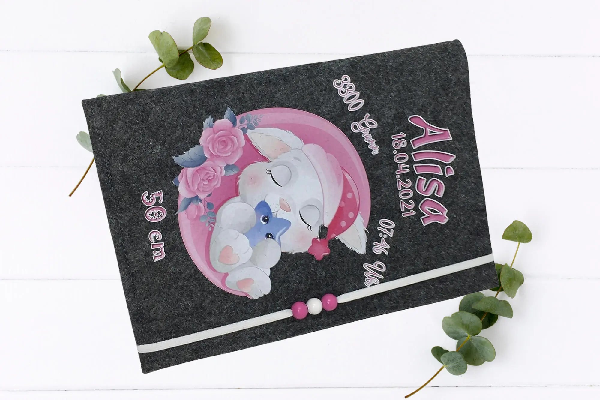 Süße U-Heft-Hülle für Mädchen mit rosa Traumhase, Herzpfoten und Schlafmütze.