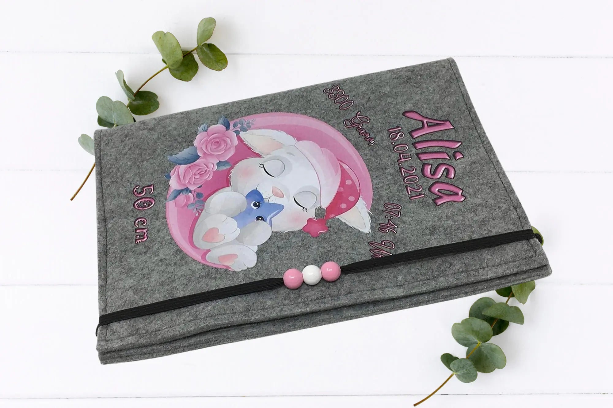 Filzhülle mit rosa Mondhase für U-Heft – zauberhaftes Geschenk zur Geburt.