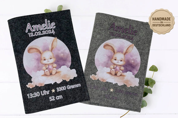 Liebevoll gestaltete U-Heft-Hülle mit Häschen auf Wolke vor verträumtem rosafarbenem Sternenhimmel