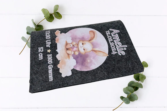 U-Heft-Hülle mit Häschen und rosa Sternenhimmel – zartes Motiv für Mädchen, ideal zur Geburt.
