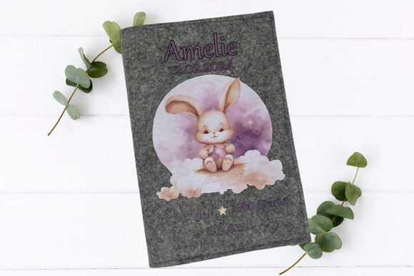 Handgemachte U-Heft-Hülle mit Baby-Hase und lila Hintergrund – detailreiche Illustration in Aquarellstil