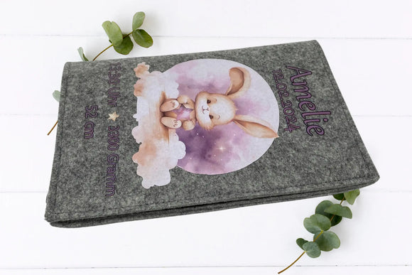 Niedliches Häschen mit Stern auf einer Wolke – verträumte U-Heft-Hülle aus Filz mit rosa Akzenten