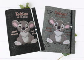 Personalisierte U-Heft-Hülle aus grauem Filz mit fröhlichem Koala-Motiv und Geburtsdaten