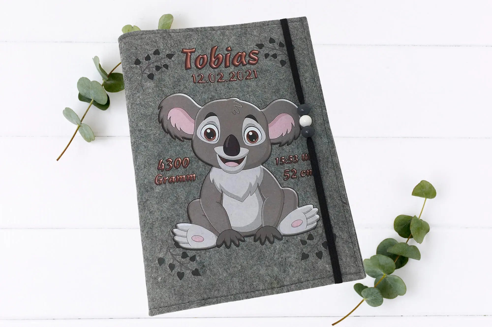 U-Heft-Hülle mit lustigem Koala in Comicstil – ideal für Jungen und Mädchen zur Geburt.