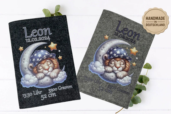 U-Heft-Hülle im Schlafdesign mit Baby-Löwe, Halbmond und verträumten Sternen in sanften Farben.