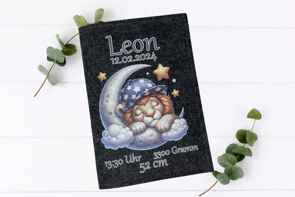 Wunderschöne U-Heft-Hülle aus Filz mit Sternenhimmel, Mond und schlafendem Löwenkind – personalisierbar.