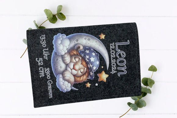 Handgemachte Filzhülle mit Traumlandschaft: Löwenbaby auf dem Mond mit Wolken und goldenen Sternen.